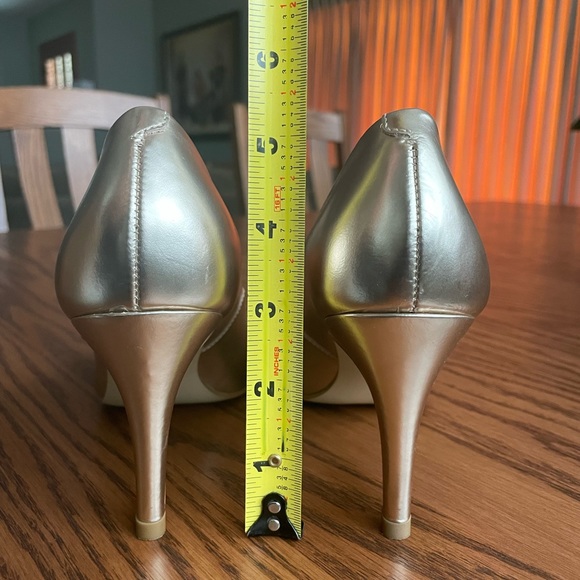 Talbots Gold Metallic Leather Pumps Size 5 - Picture 7 of 8